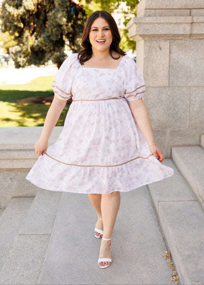 Natural floral dress in plus size with short sleeves