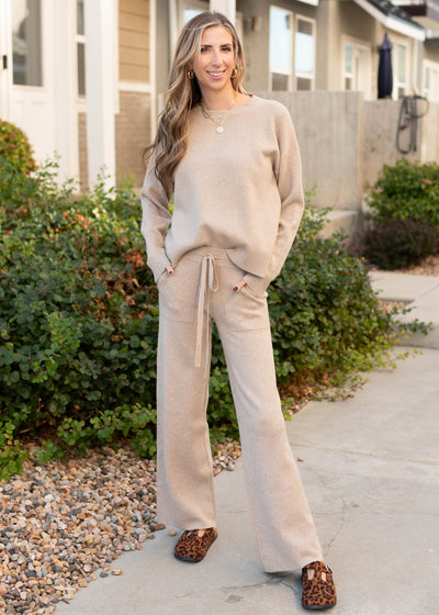 Sweater taupe pants with a tie at the waist and pockets