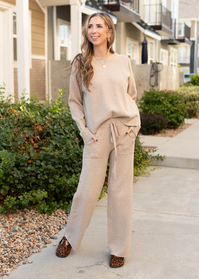 Knit taupe pants with pockets and tie at the waist