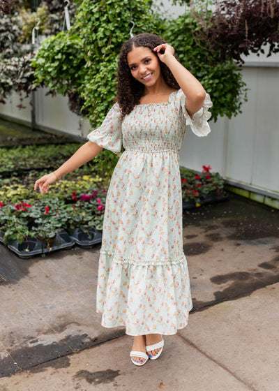 Short sleeves with a ruffle on the mint floral dress