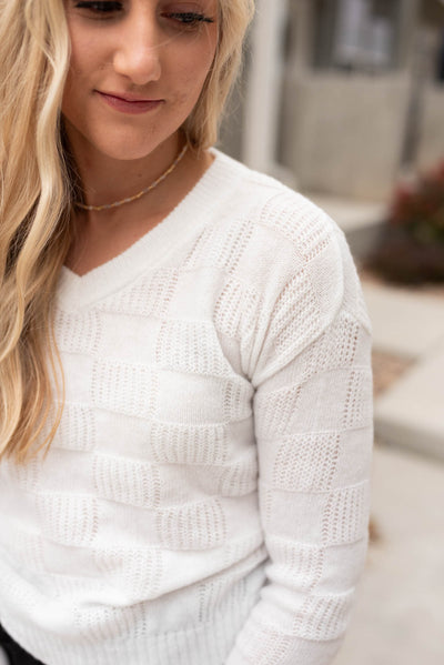 Pattern of the white check knit pullover