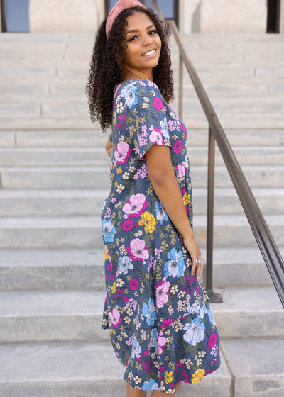 Short sleeve blue floral dress side view