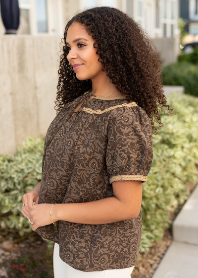 Side view of the brown pattern top with short sleeves