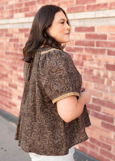 Side view of the plus size brown pattern top