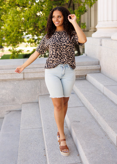 Brown leopard top with short sleeves