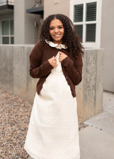 Cream pattern dress with a round collar 