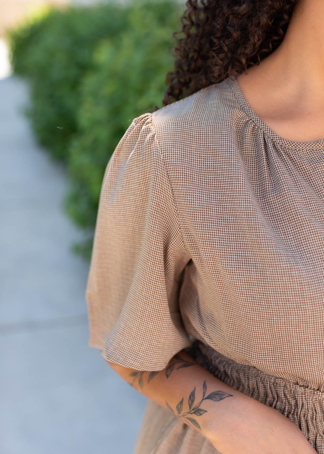 Close up of the sleeve on the pale brown tiered dress