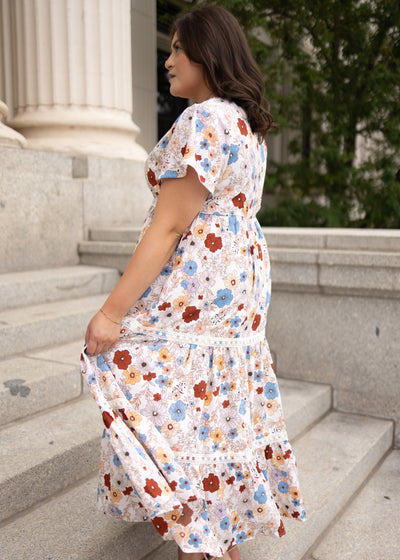 Side view of the cream flroal dress in plus size