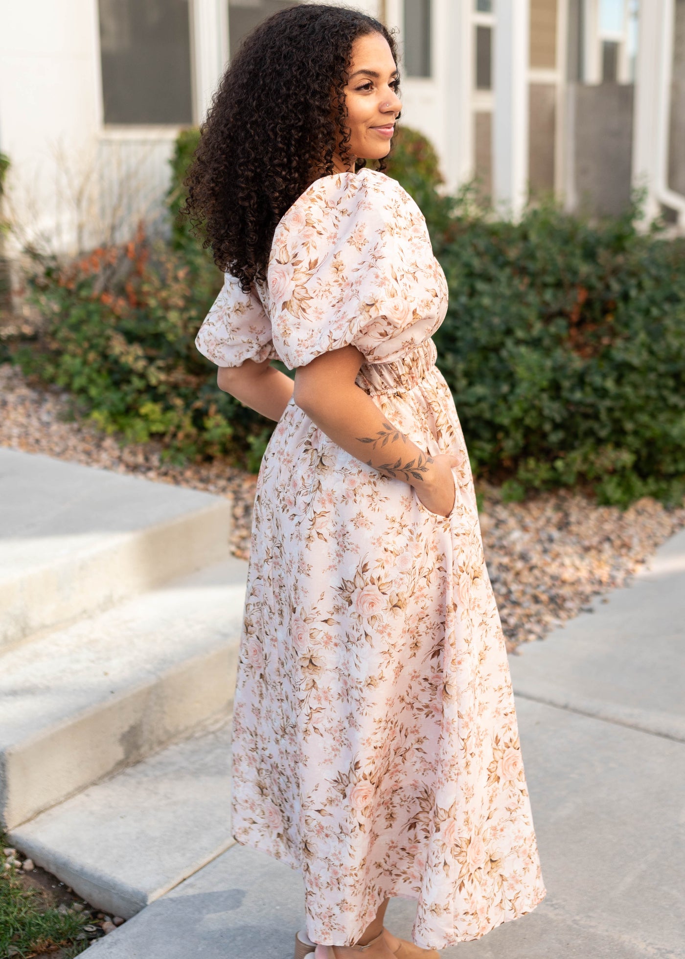 Side view of the puff sleeve pink floral dress with pockets