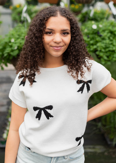 Black bow sweater with short sleeves