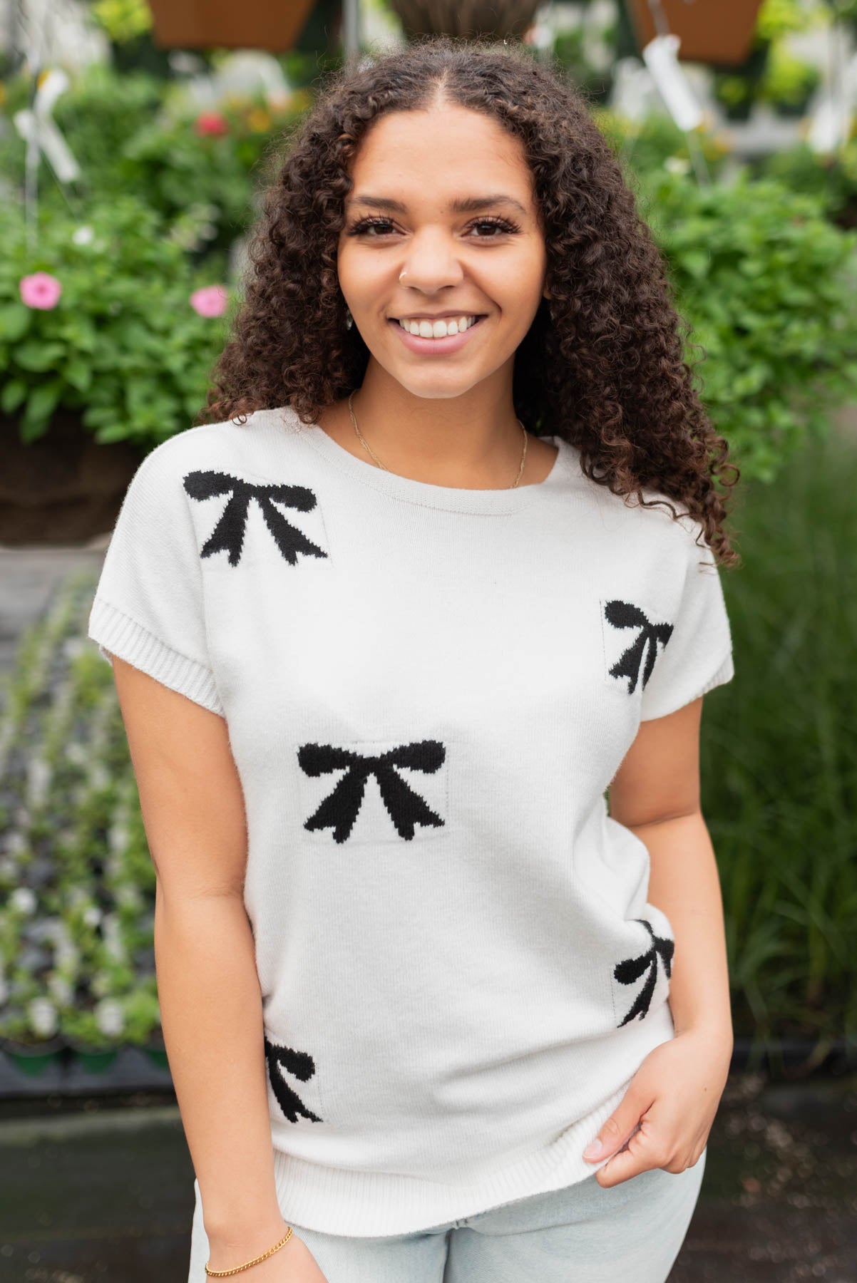 Short sleeve black bow sweater