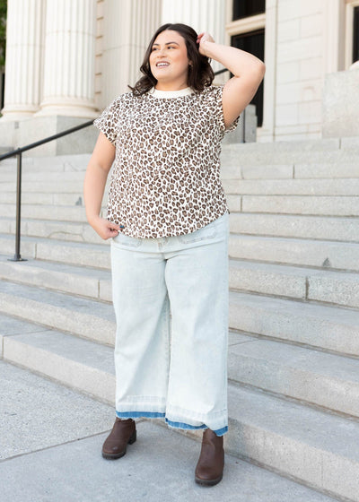 Plus size leopard print top with short sleeves