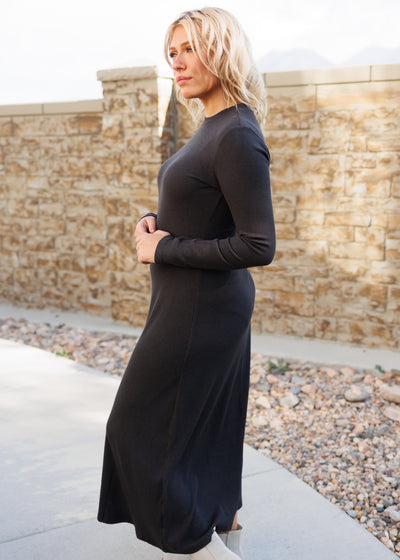 Side view of the charcoal ribbed dress