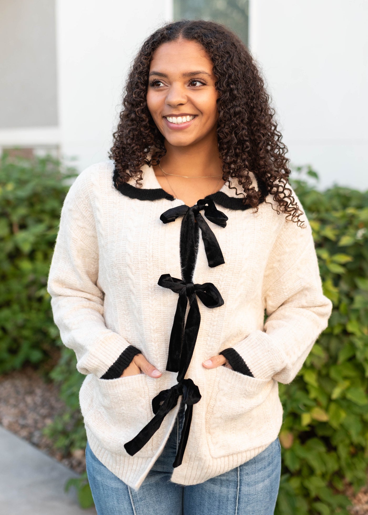 Cream bow crdigan with front pockets