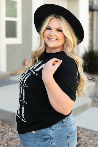 Side view of plus size y'all black tee